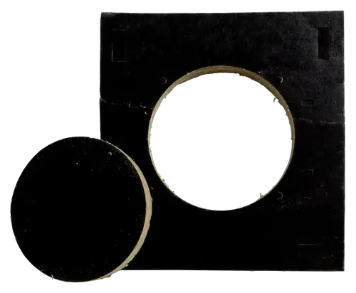 Schwarzes Isolationselement mit quadratischer Form und rundem Bauteil, hergestellt von Wolf, zur Wärmedämmung, vermutlich für Heizungsinstallation.